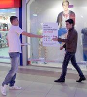 Distribution of advertising in the shopping center
